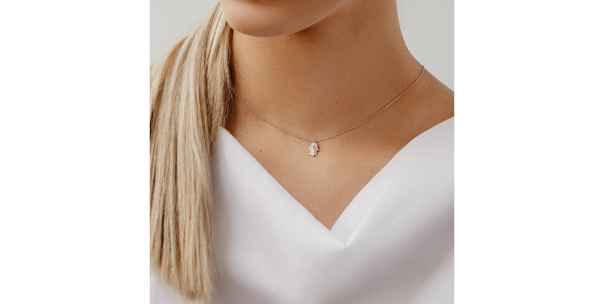 Náhrdelník s diamantmi a rubínom Hamsa