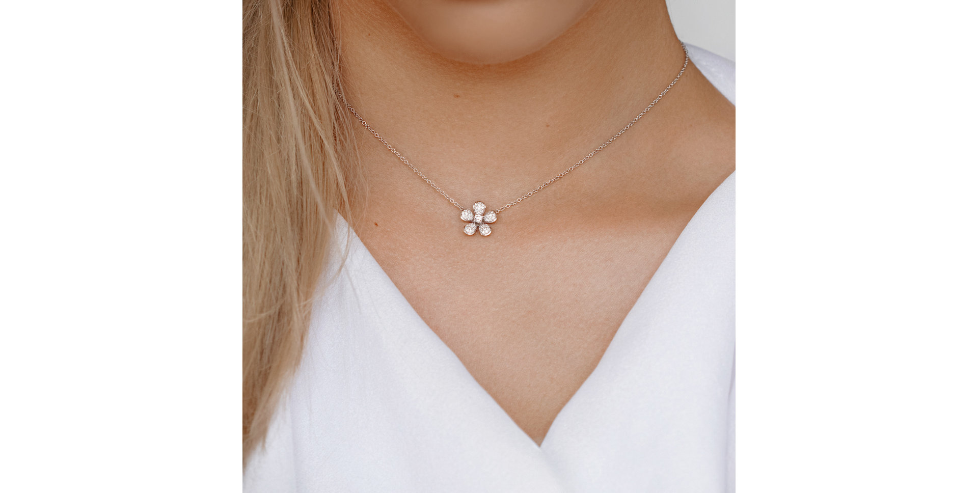 Náhrdelník s čiernymi a bielymi diamantmi Flower