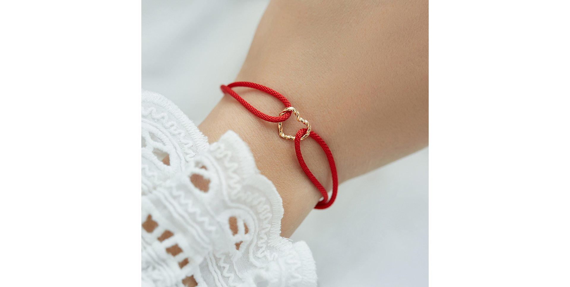 Diamantový náramok so šnúrkou Love