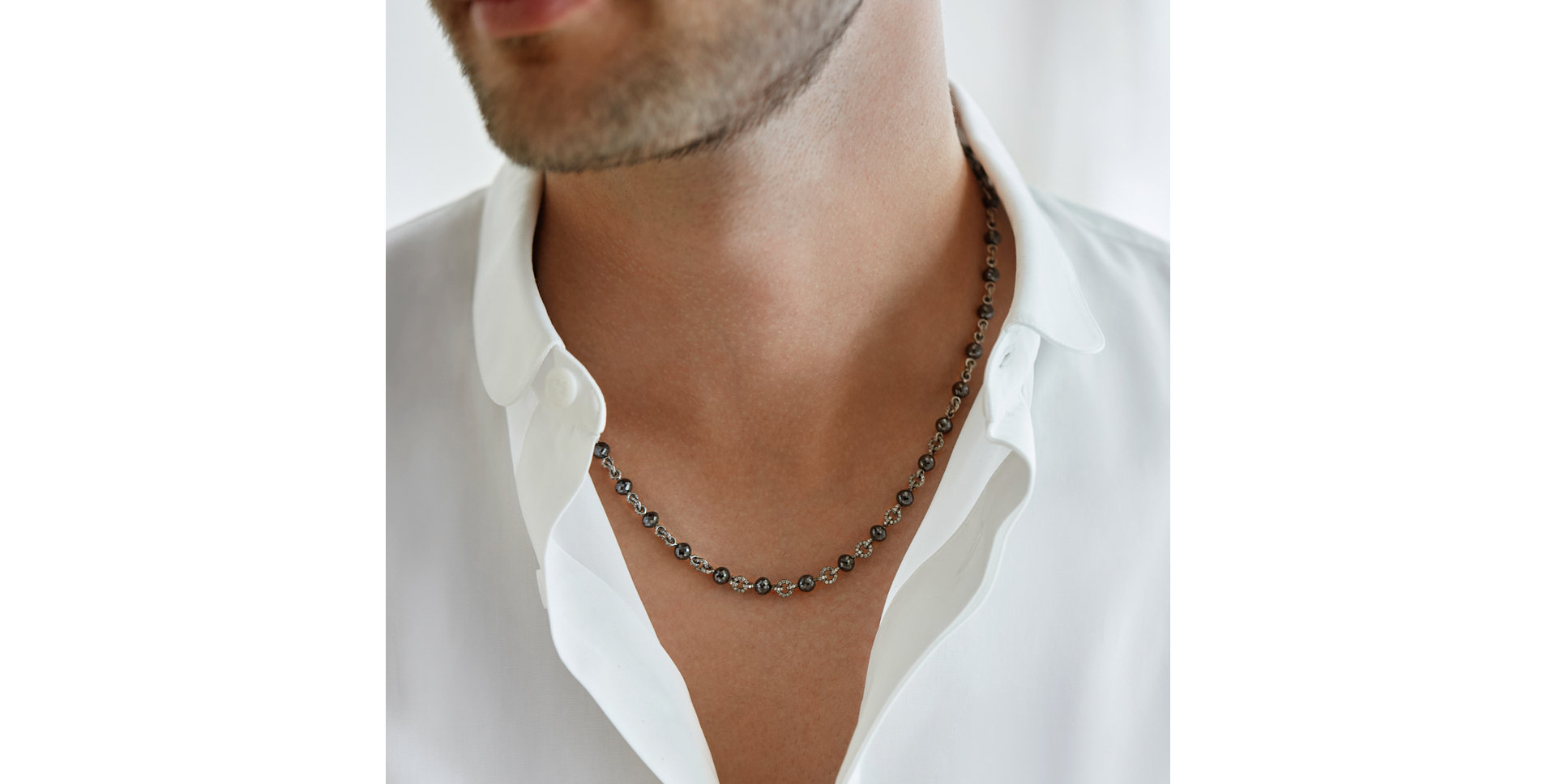 Náhrdelník s bielymi a čiernymi diamantmi Frozen Night