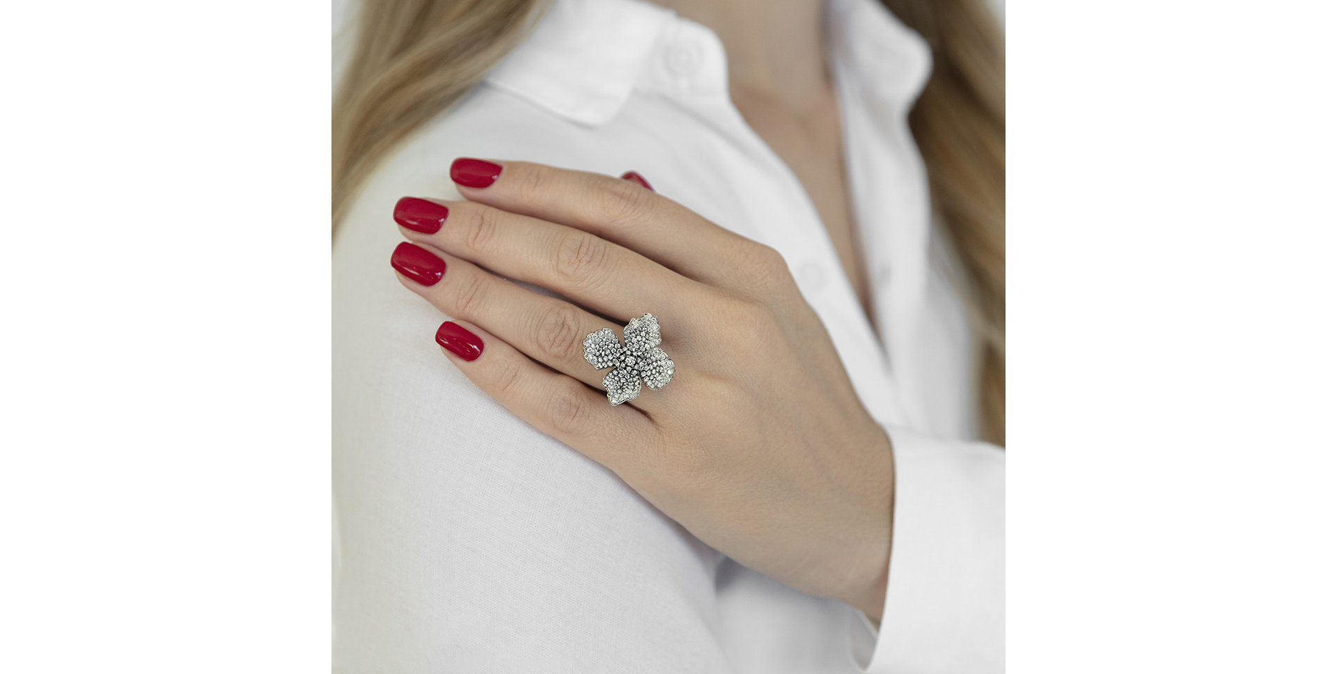 Prsteň s čiernymi a bielymi diamantmi Mystery Flower