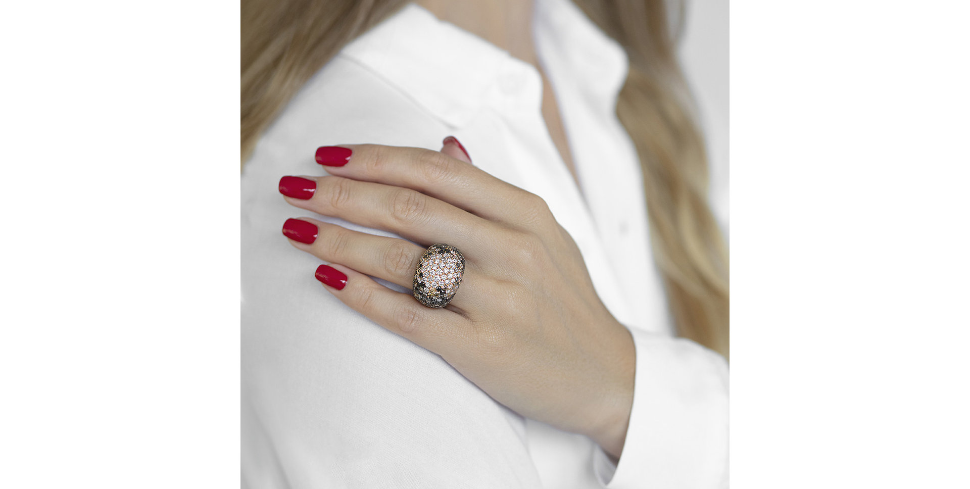 Prsteň s bielymi, hnedými a čiernymi diamantmi Deluxe Mark