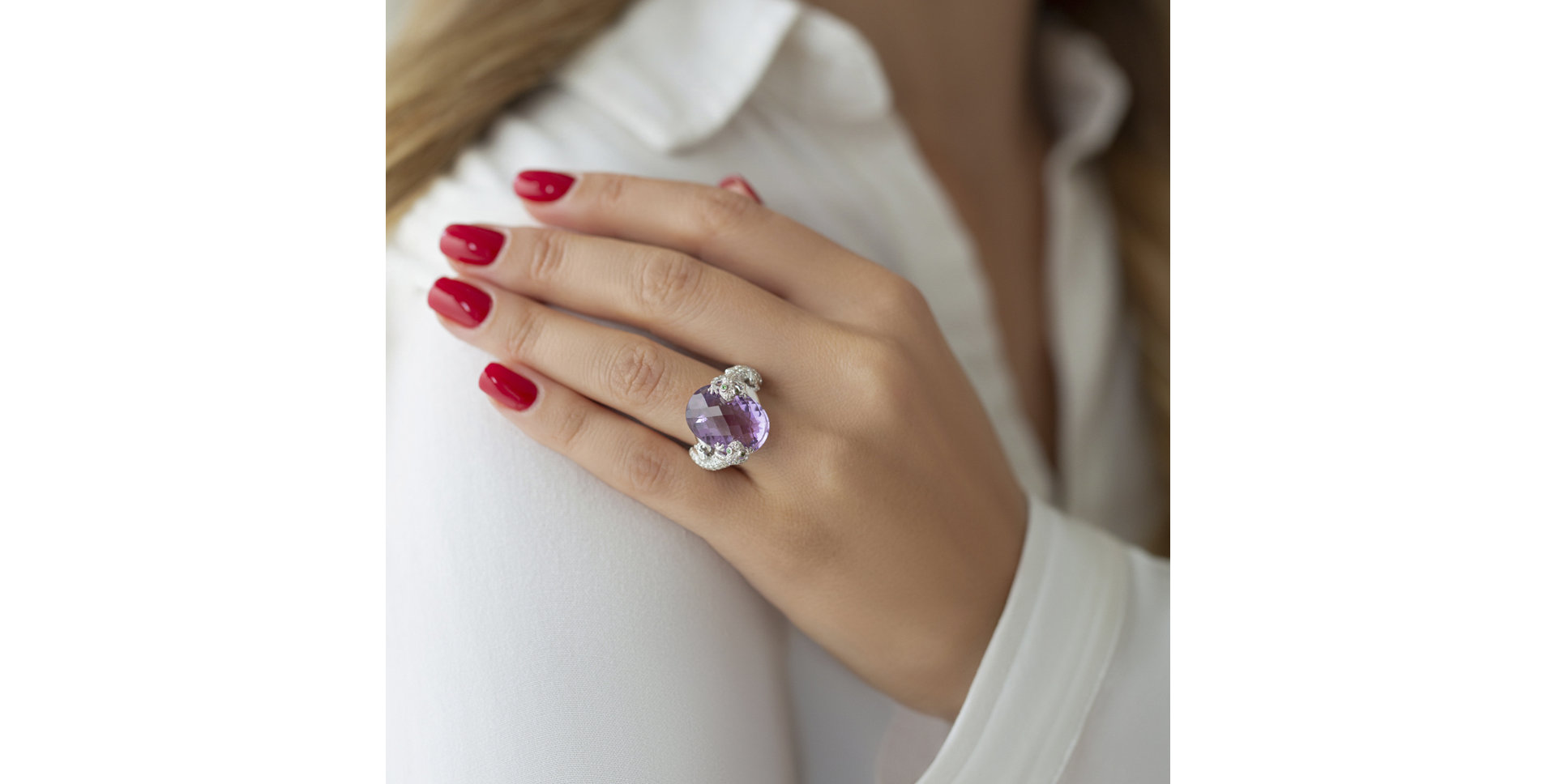 Prsteň s diamantmi, mesačným kameňom a granátmi Dwana