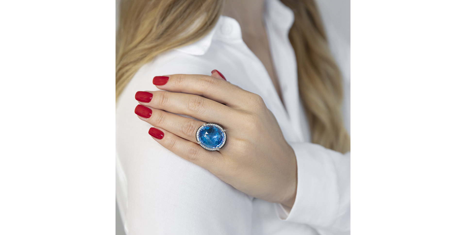 Prsteň s čiernymi a bielymi diamantmi a topásom Dwight