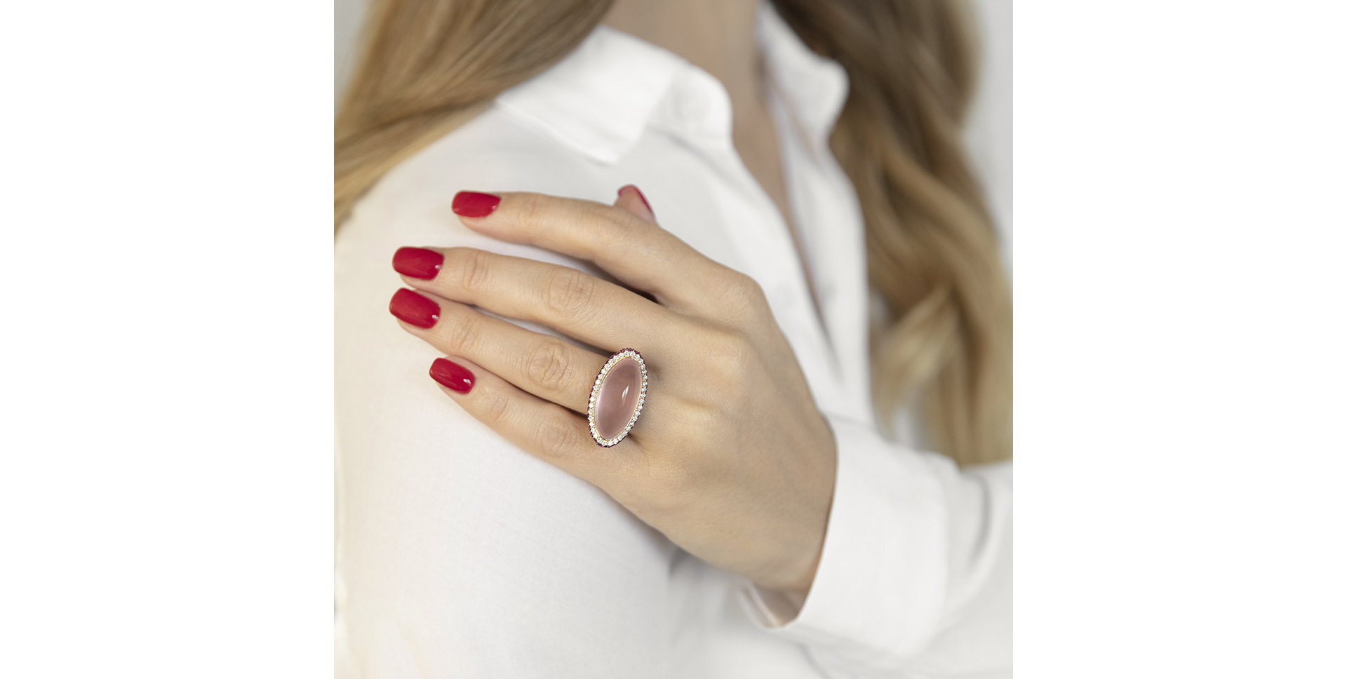 Prsteň s čiernymi a bielymi diamantmi a topásom Blanc