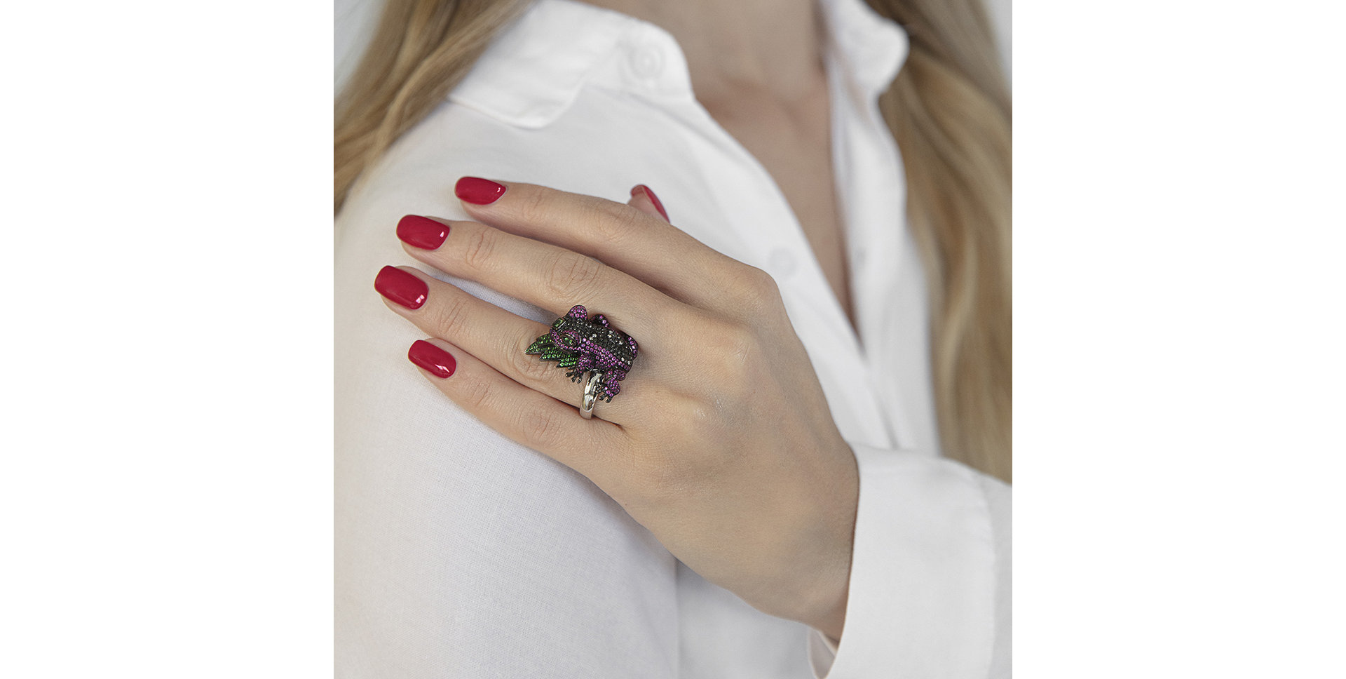 Prsteň s čiernymi a bielymi diamantmi, zafírmi a granátmi Fairy tale Frog