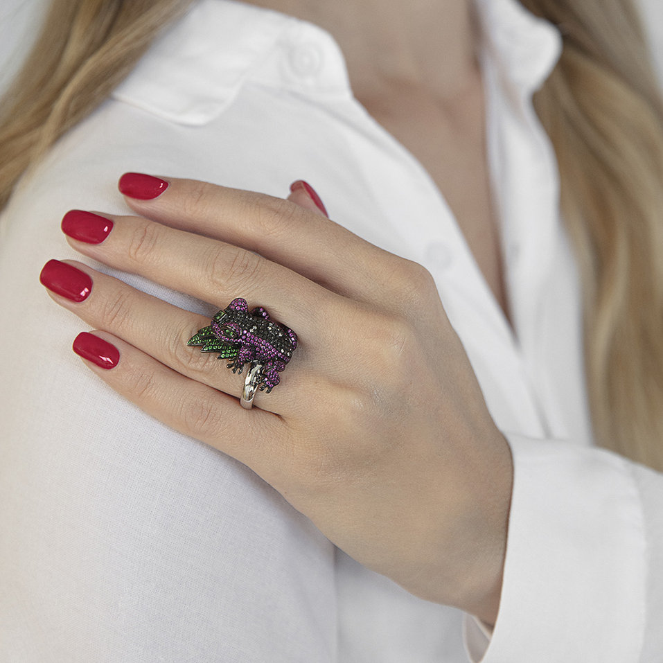 Prsteň s čiernymi a bielymi diamantmi, zafírmi a granátmi Fairy tale Frog