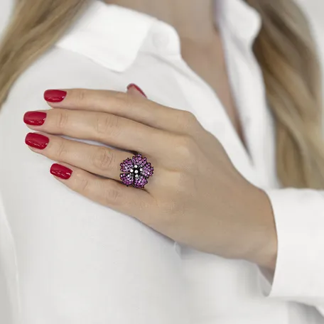 Prsteň s diamantmi s diamantmi, zafírmi a rubínmi Cara