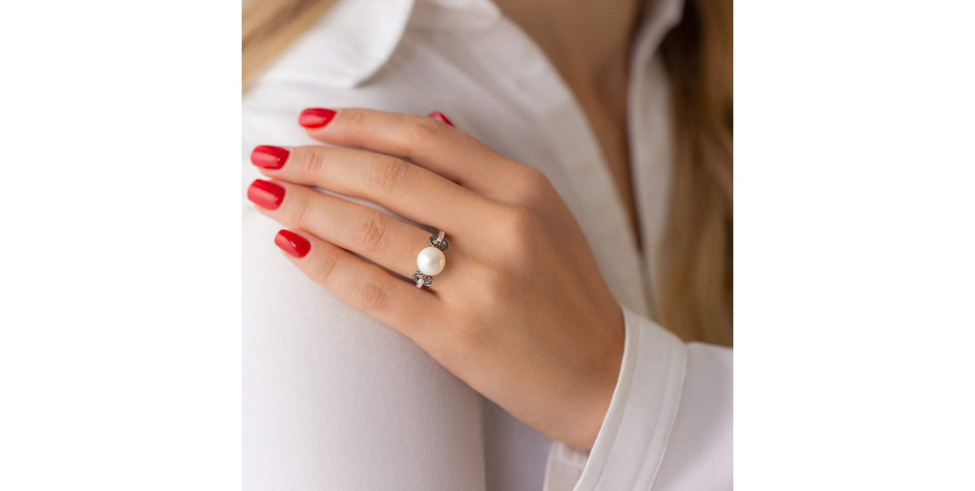 Prsteň s čiernymi a bielymi diamantmi a perlou Deep Darkness