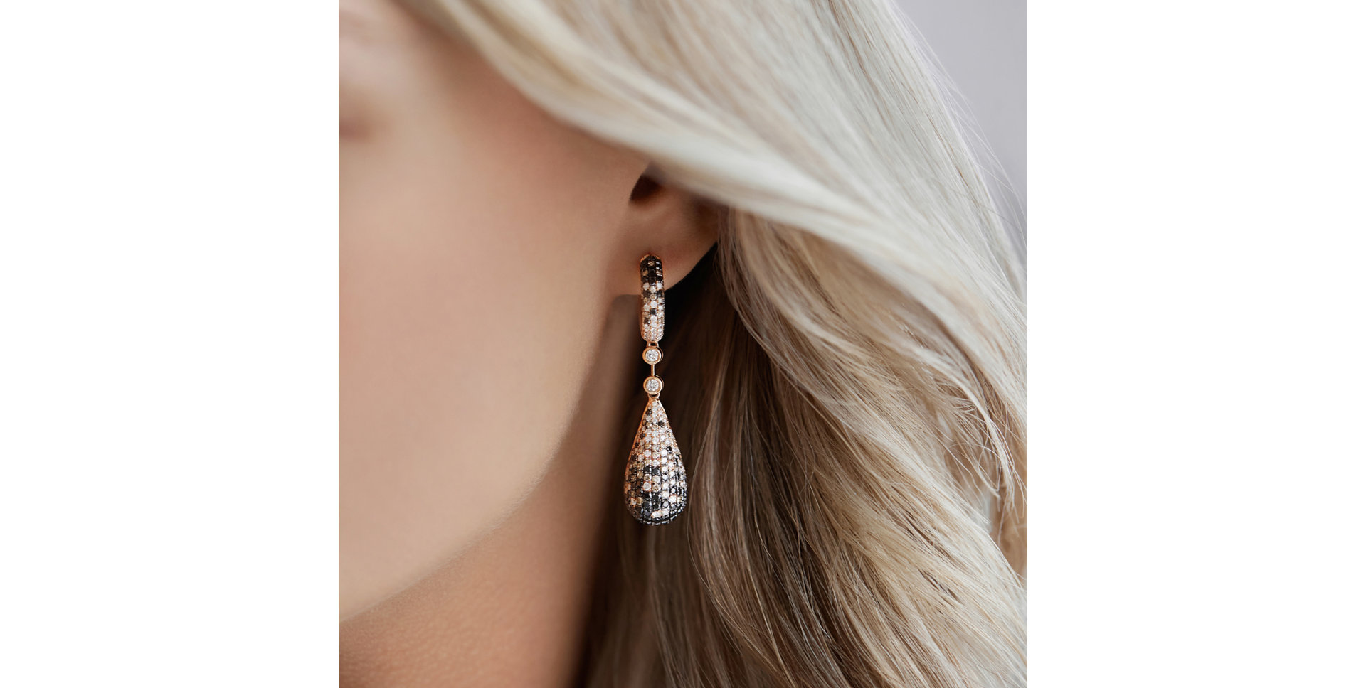 Náušnice s bielymi, hnedými a čiernymi diamantmi Festive Drops