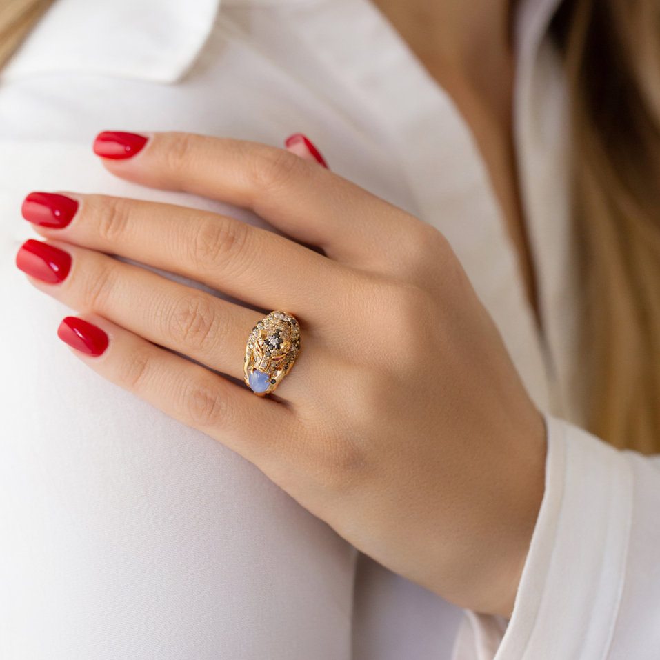 Prsteň s bielymi, hnedými a čiernymi diamantmi, zafírmi a rubínmi Sapphire Cougar