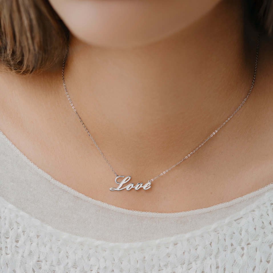 Náhrdelník s diamantom Love