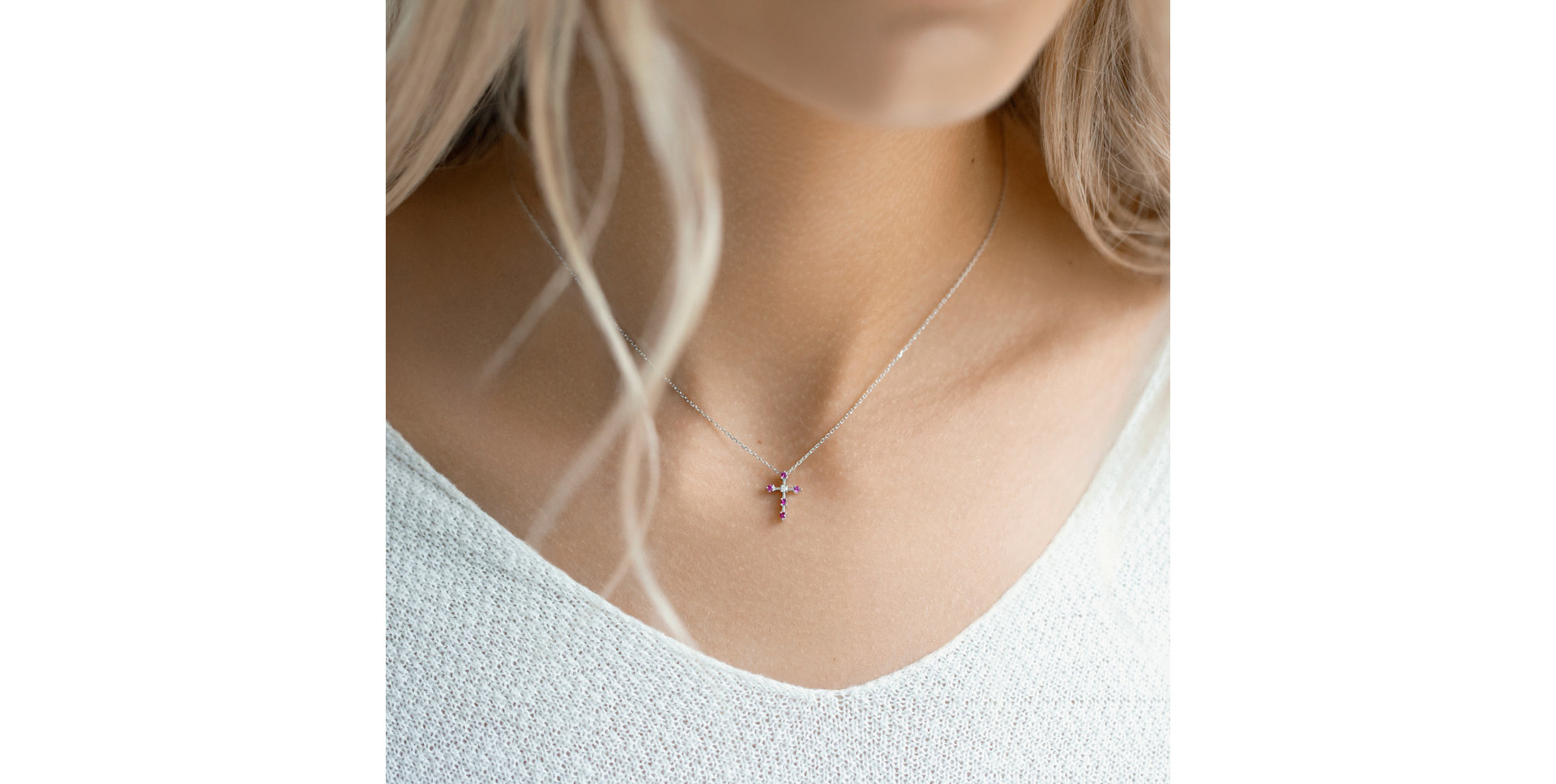 Náhrdelník s diamantom a smaragdmi Sparkling Cross