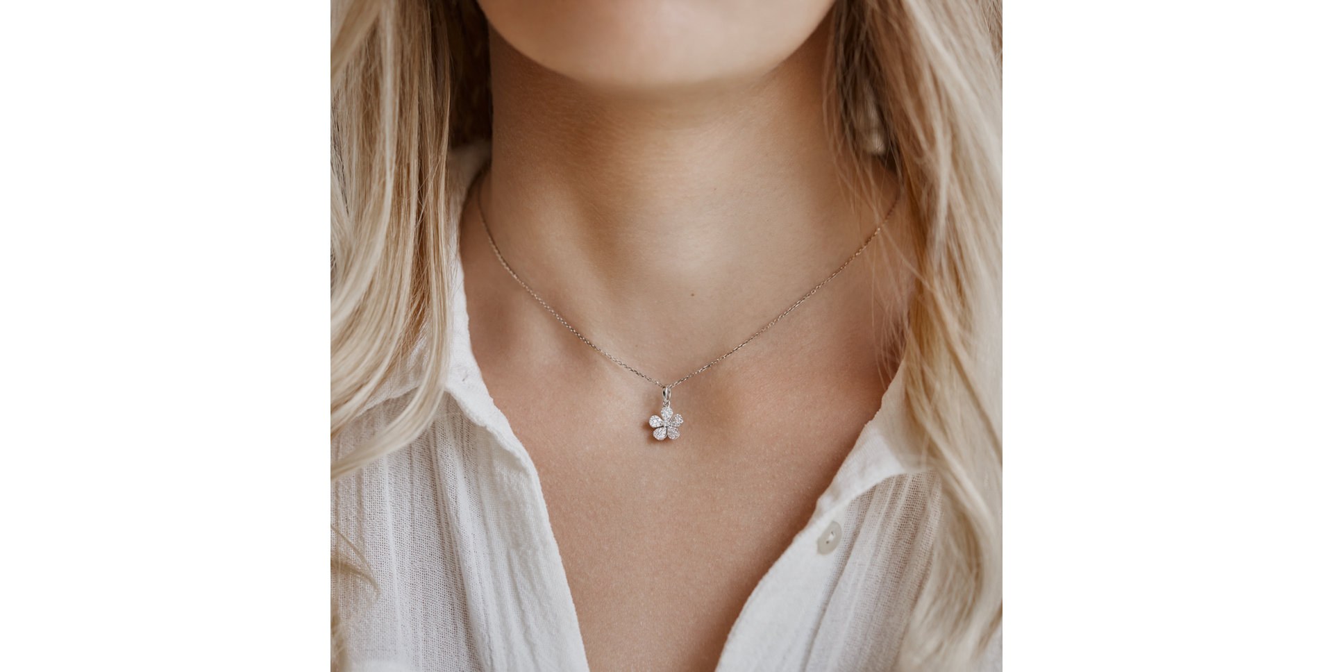 Přívěsok s bielymi a hnedými diamantmi Flower Message