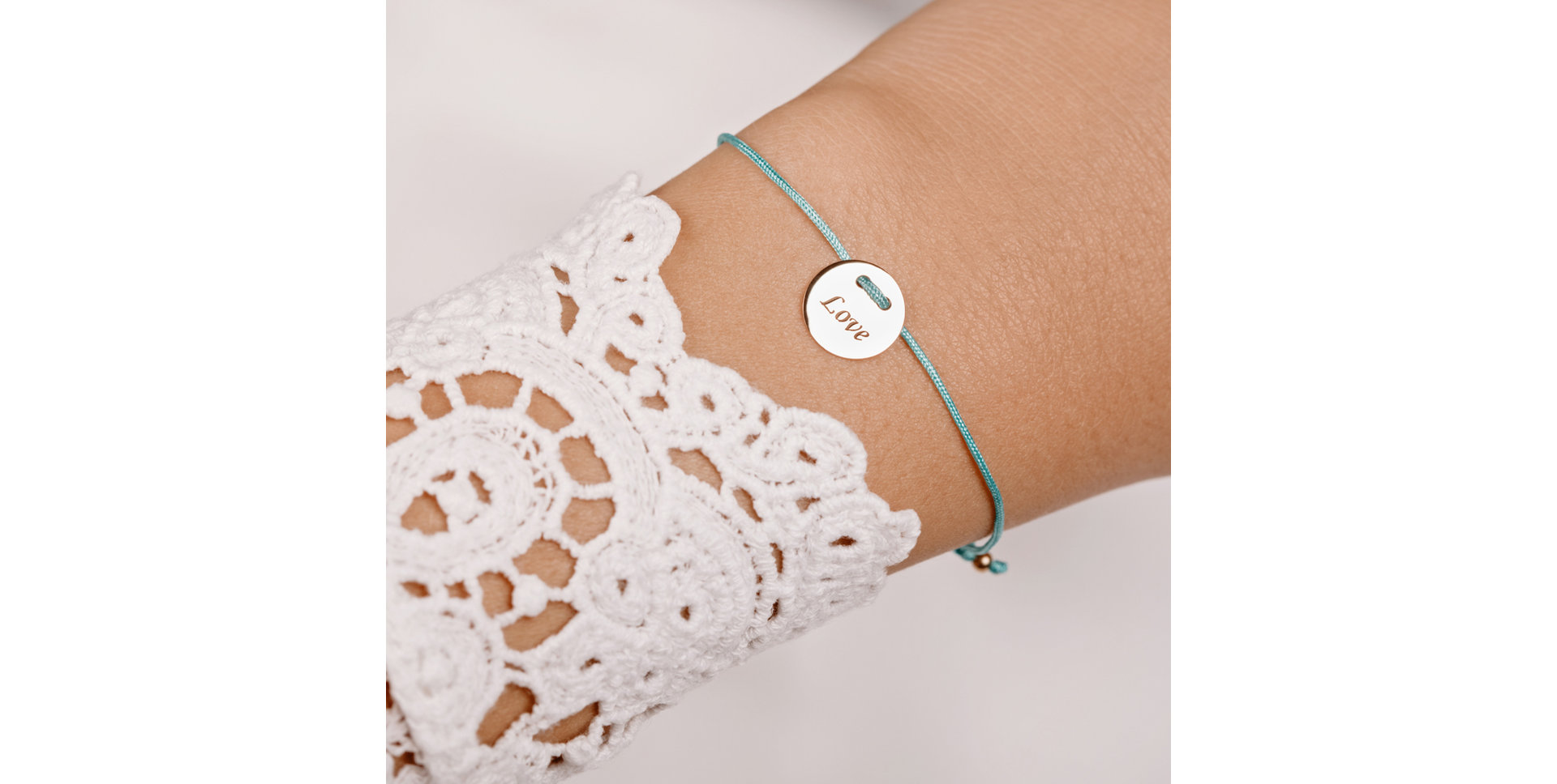 Diamantový náramok so šnúrkou Love