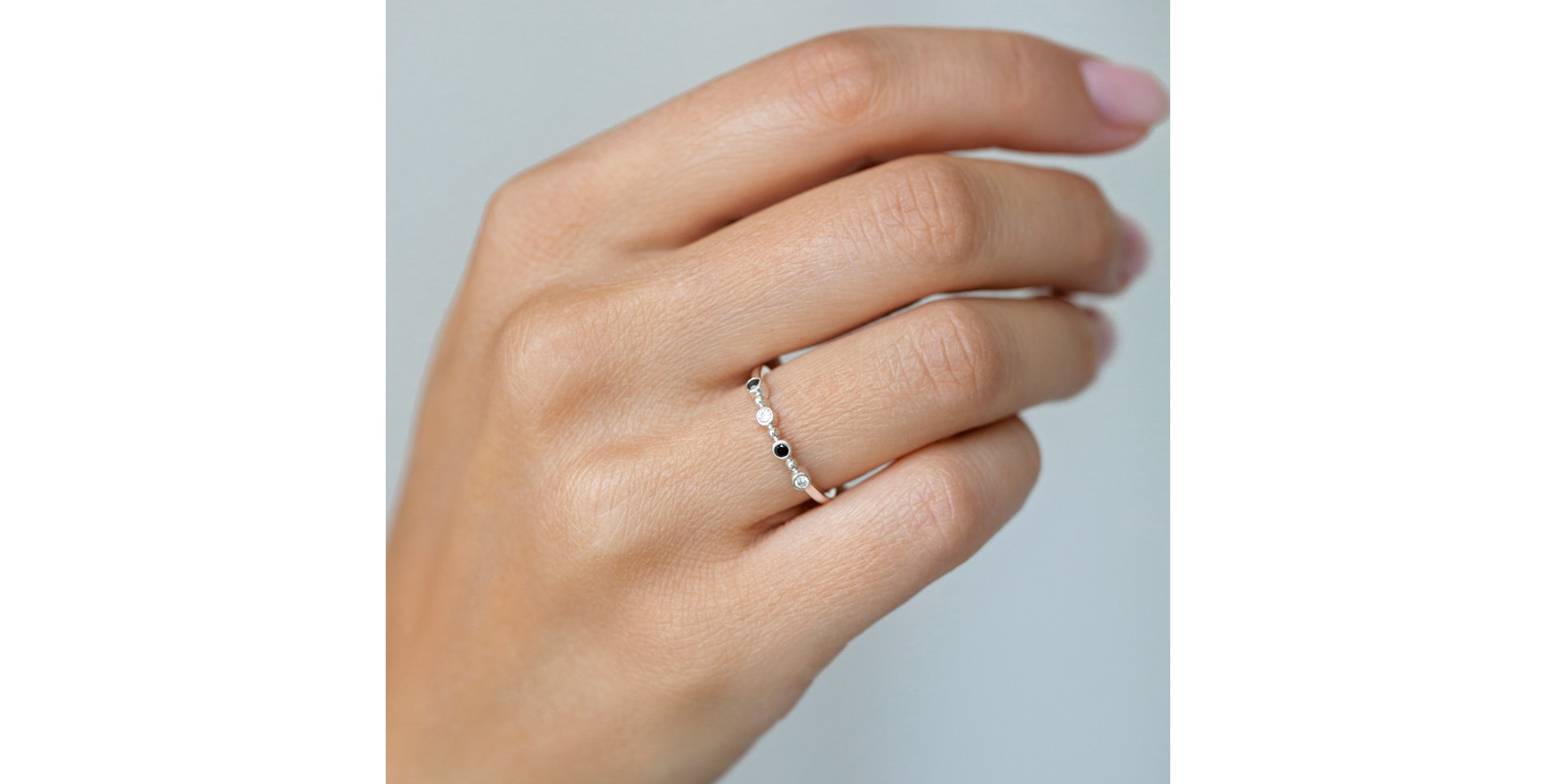 Prsteň s čiernymi a bielymi diamantmi Simplicity