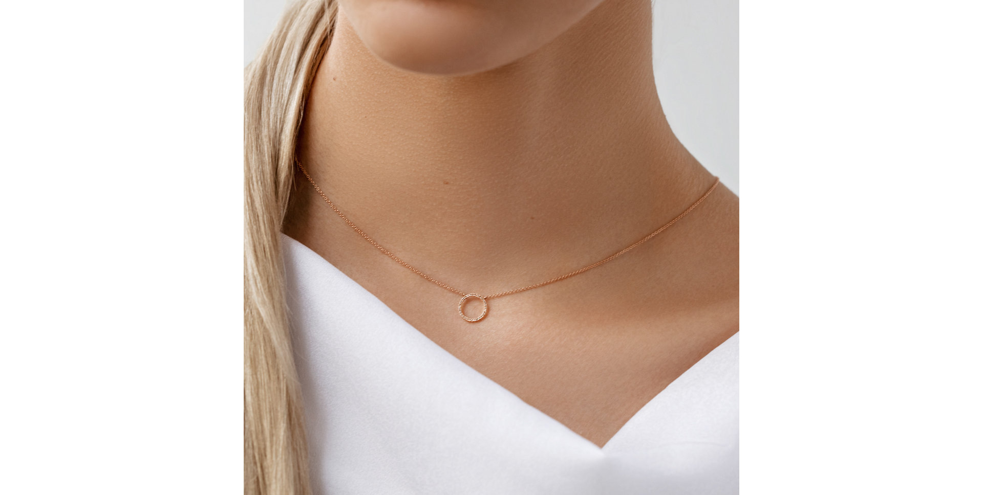 Náhrdelník s hnedými a bielymi diamantmi Little Circle