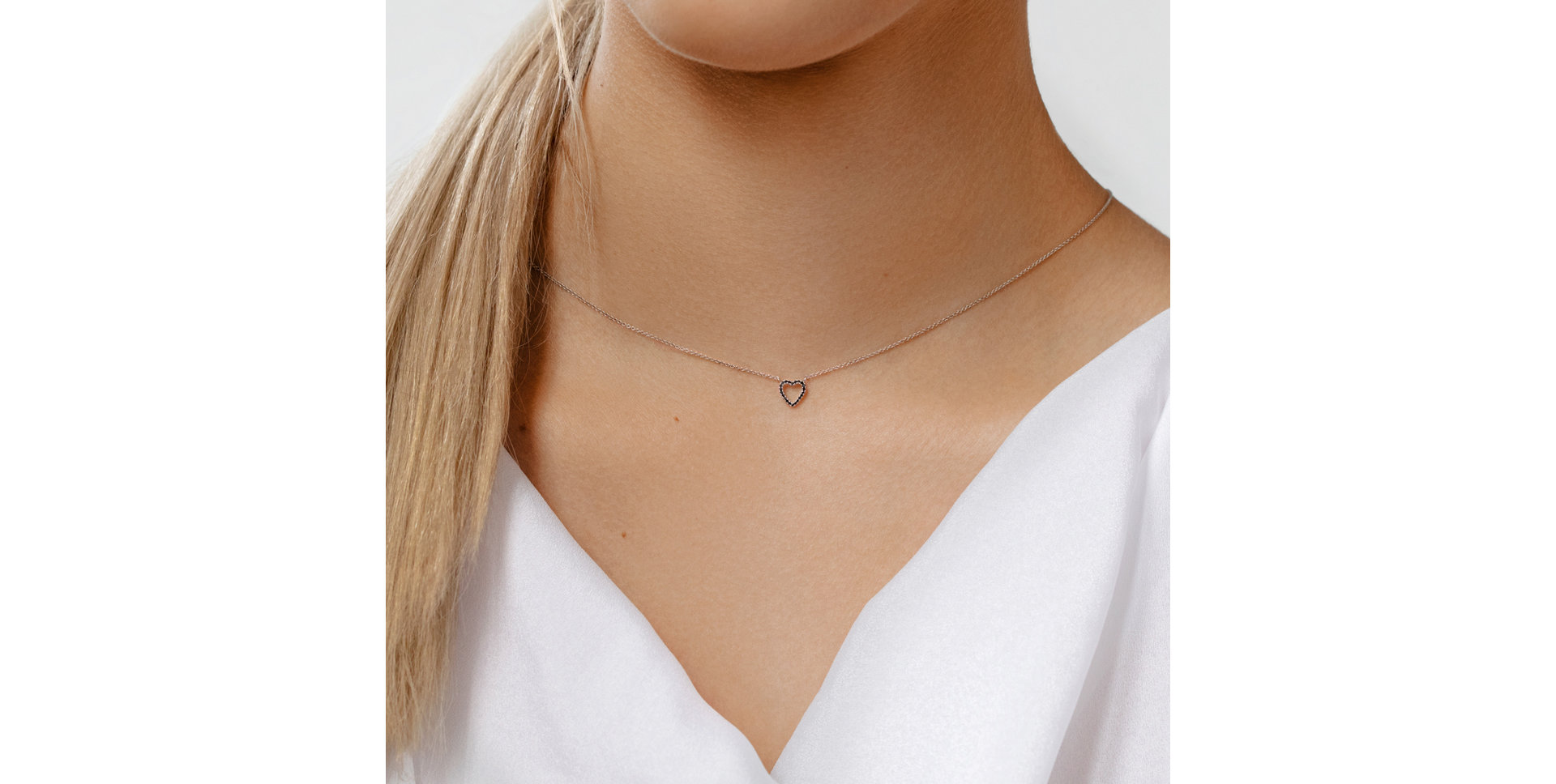 Náhrdelník s čiernymi a bielymi diamantmi Tender Heart