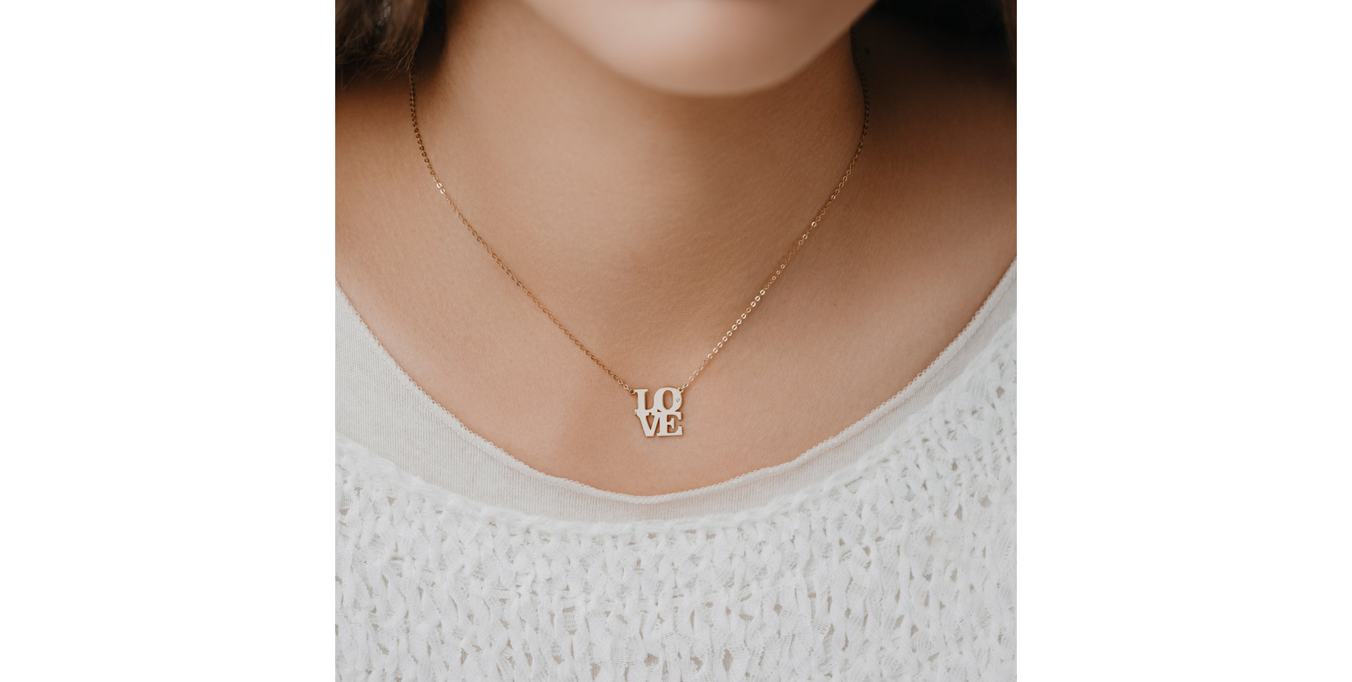 Náhrdelník s diamantom Love