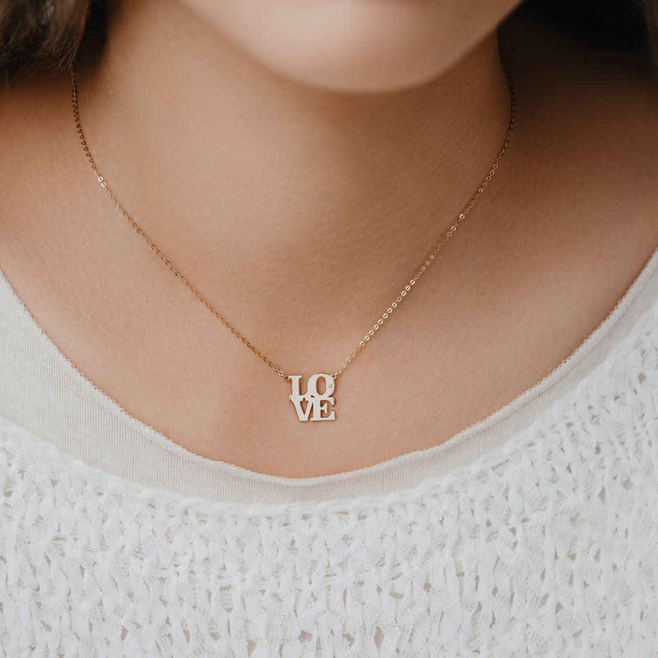 Náhrdelník s diamantom Love