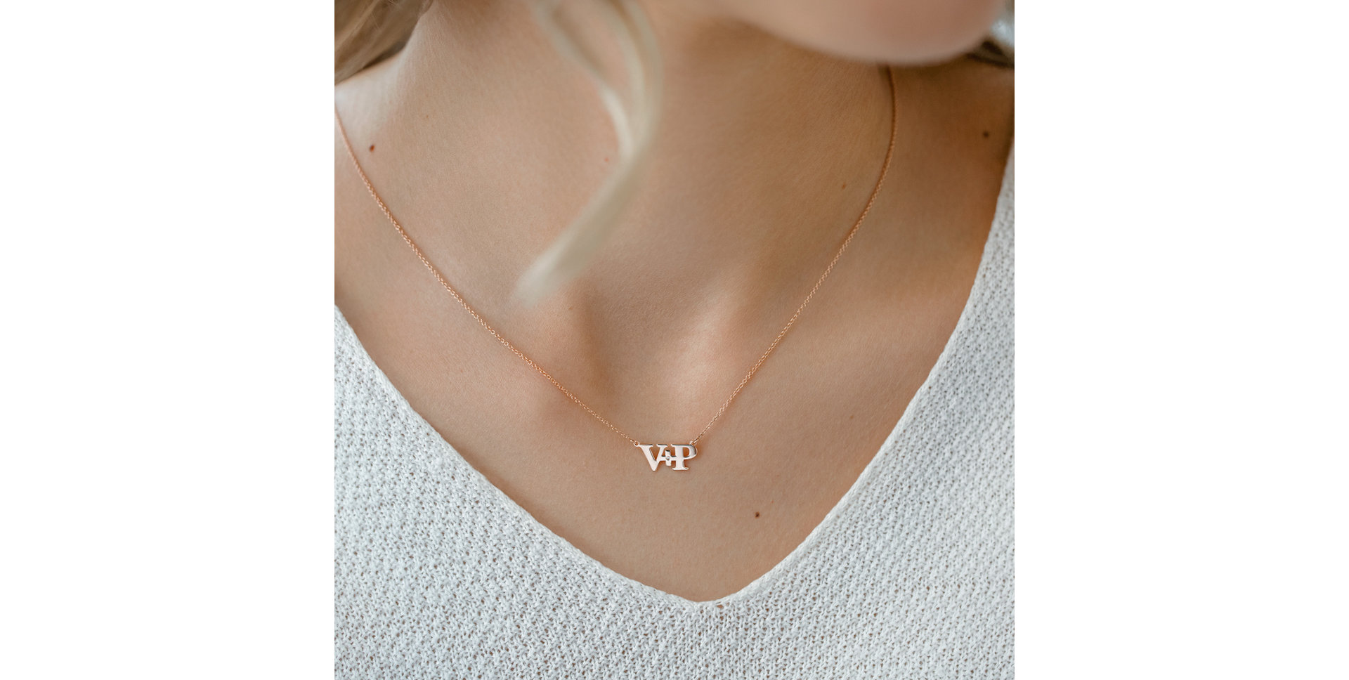 Náhrdelník s diamantom Initials