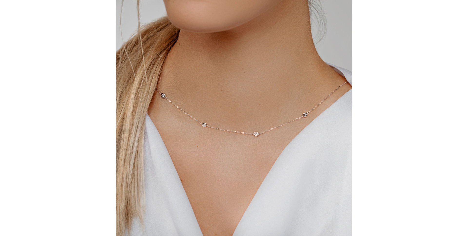 Náhrdelník s čiernymi a bielymi diamantmi Dots