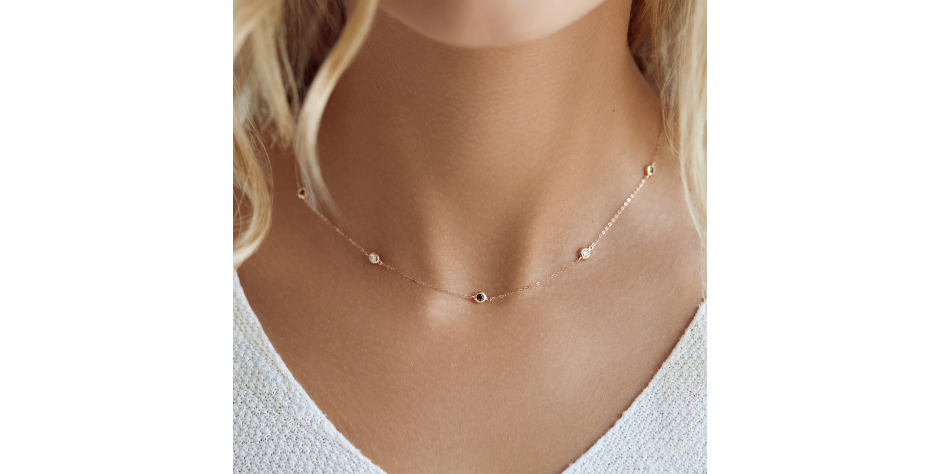 Náhrdelník s čiernymi a bielymi diamantmi Dots