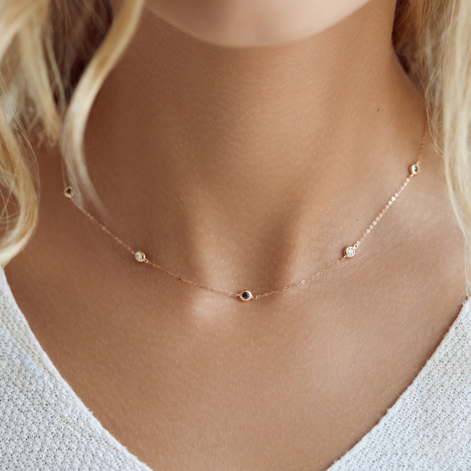 Náhrdelník s čiernymi a bielymi diamantmi Dots