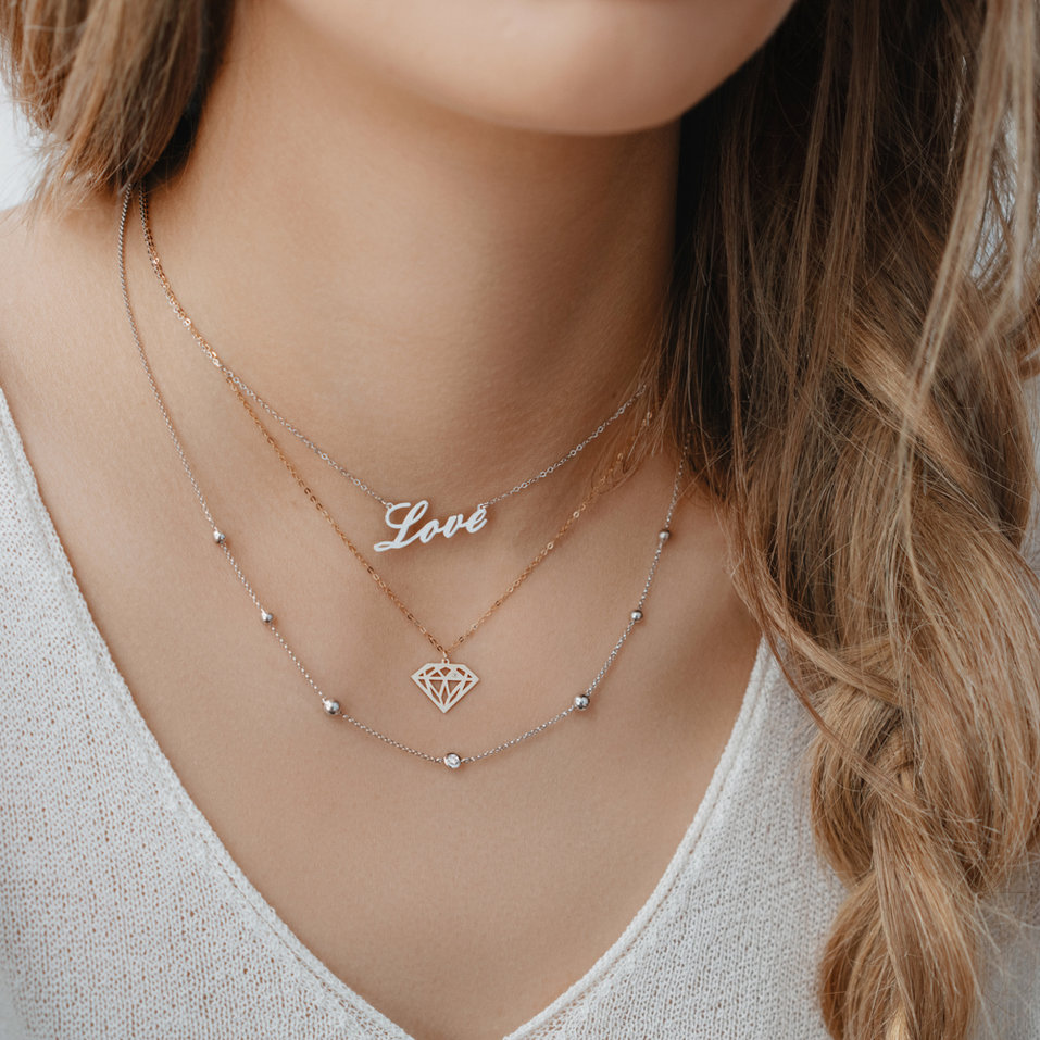 Náhrdelník s diamantom Love