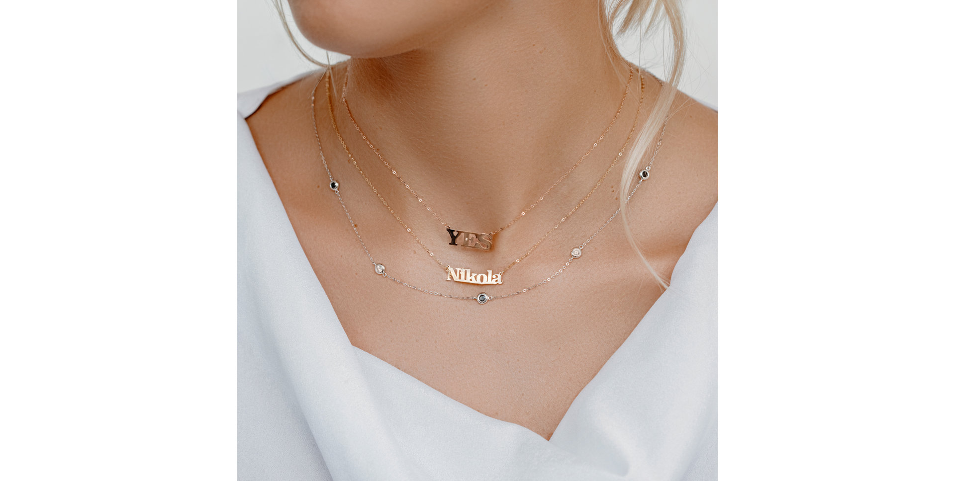 Náhrdelník s čiernymi a bielymi diamantmi Dots