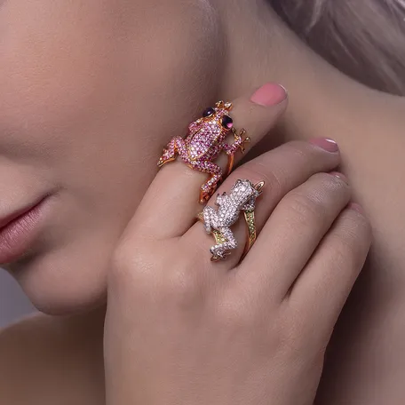 Prsteň s bielymi, hnedými, čiernymi diamantmi a granátom Luxury Frog