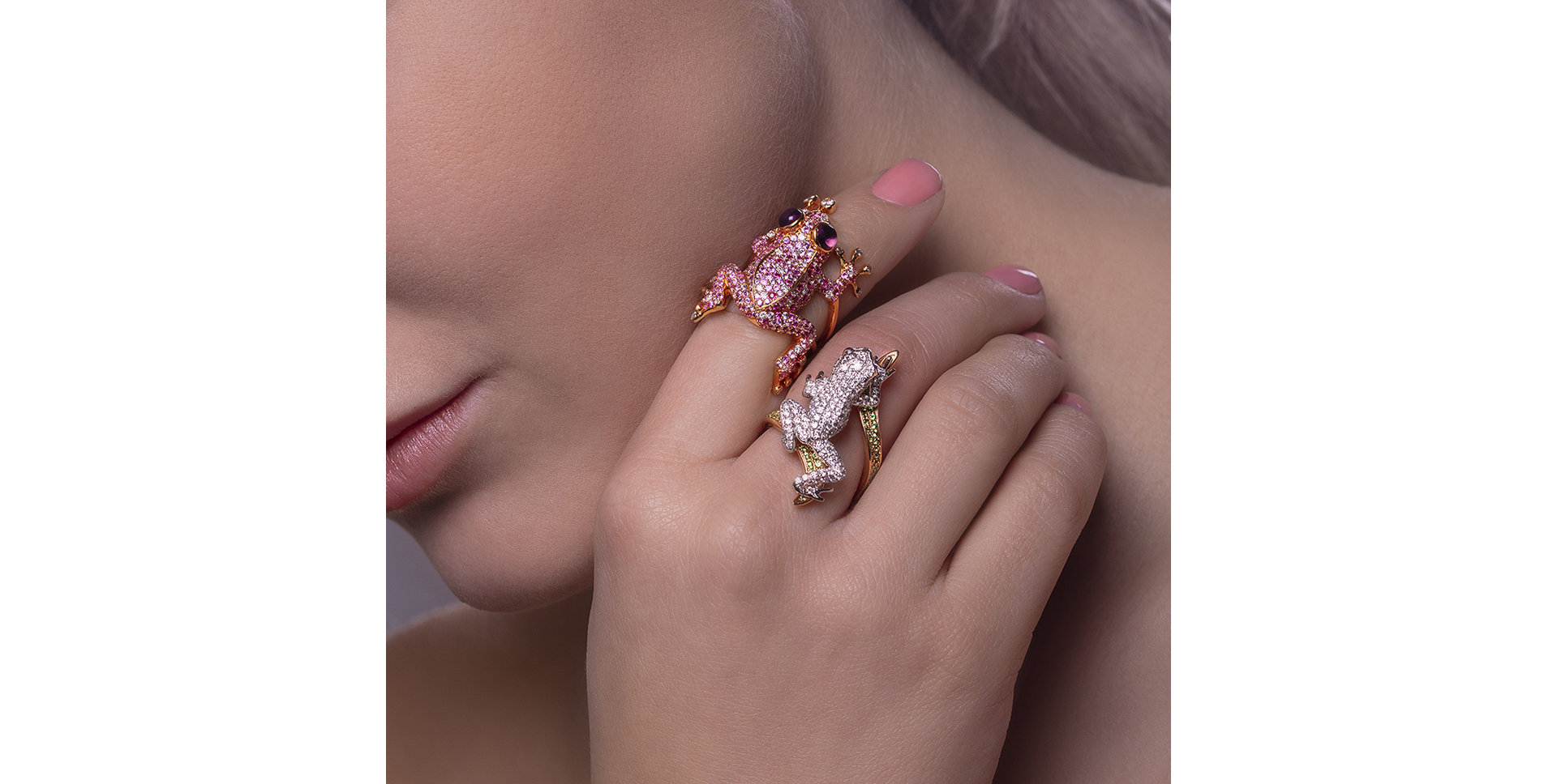 Prsteň s čiernymi a bielymi diamantmi a granátmi Luxury Frog