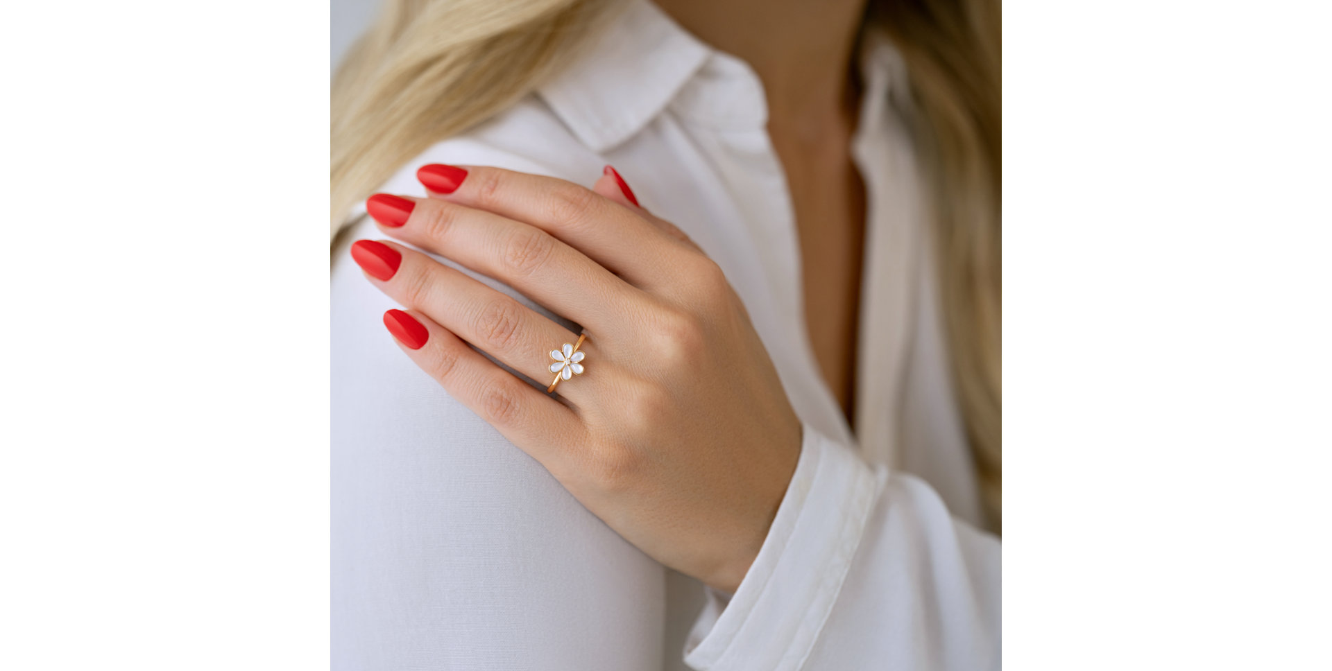 Prsteň s diamantom a perleťou Petals & Dreams