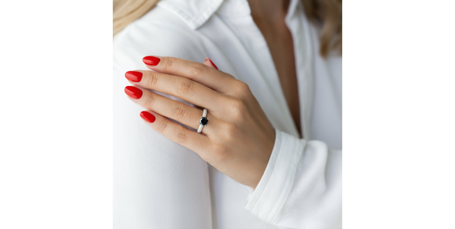 Prsteň s čiernymi a bielymi diamantmi Leandra