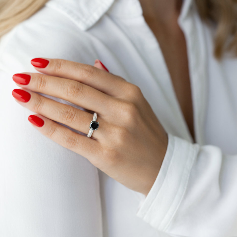 Prsteň s čiernymi a bielymi diamantmi Leandra