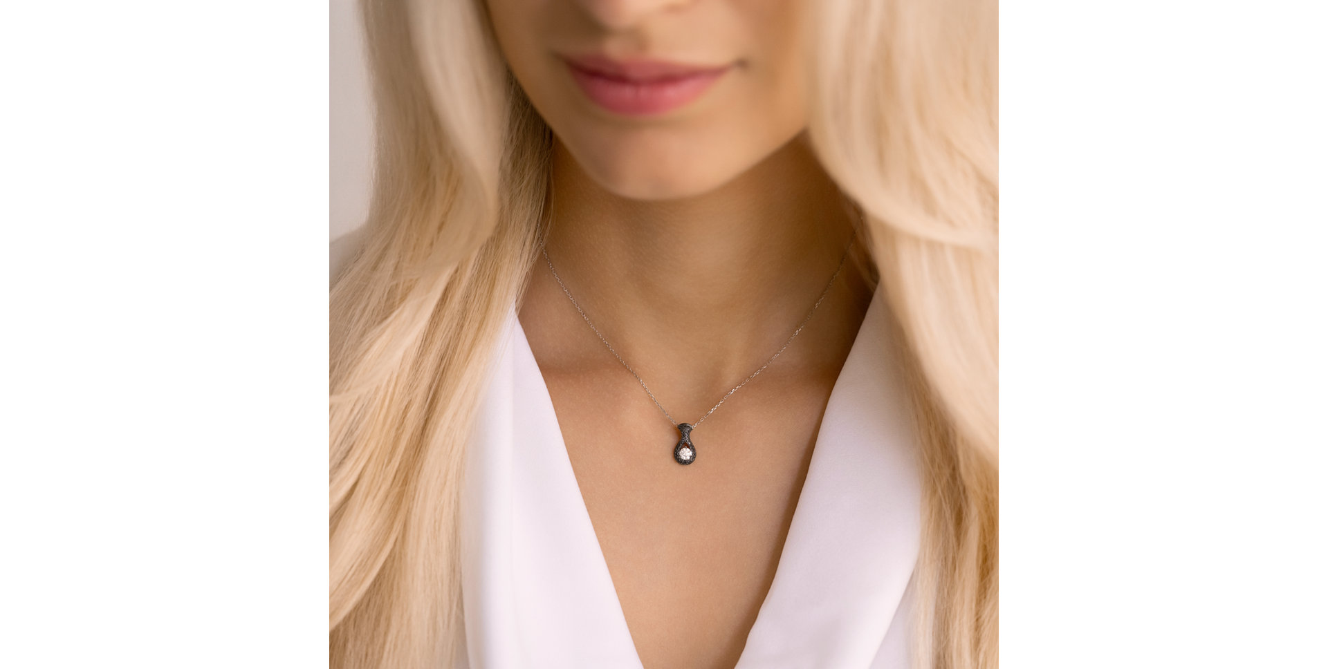 Prívesok s čiernymi a bielymi diamantmi Glittering Drop