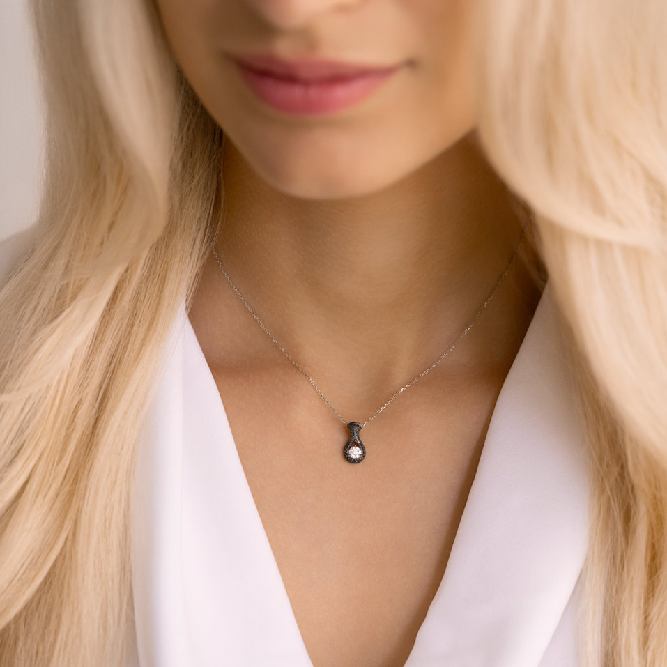 Prívesok s čiernymi a bielymi diamantmi Glittering Drop