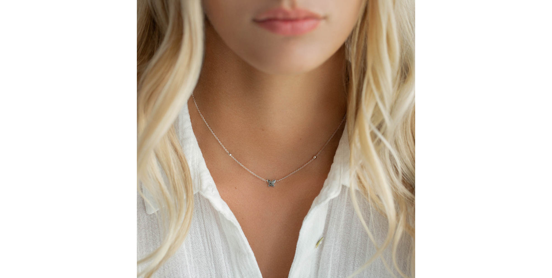 Náhrdelník s čiernymi a bielymi diamantmi Magic Butterfly