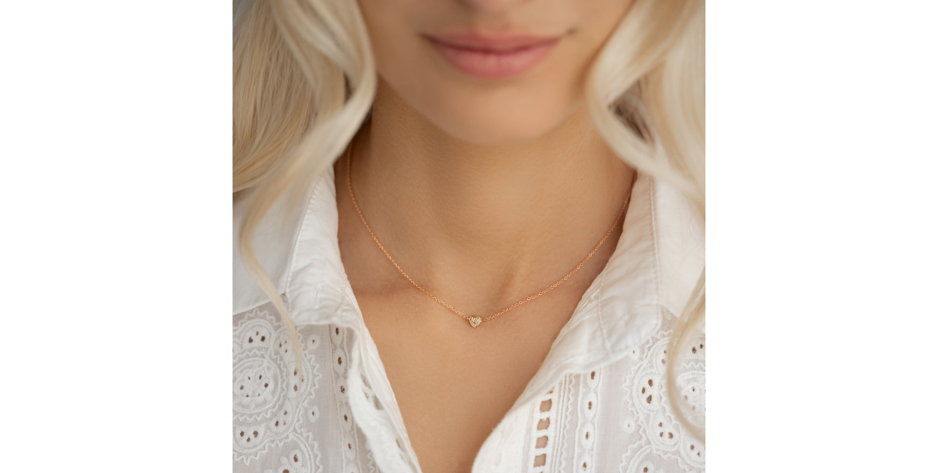 Náhrdelník s čiernymi a bielymi diamantmi Tender Heart