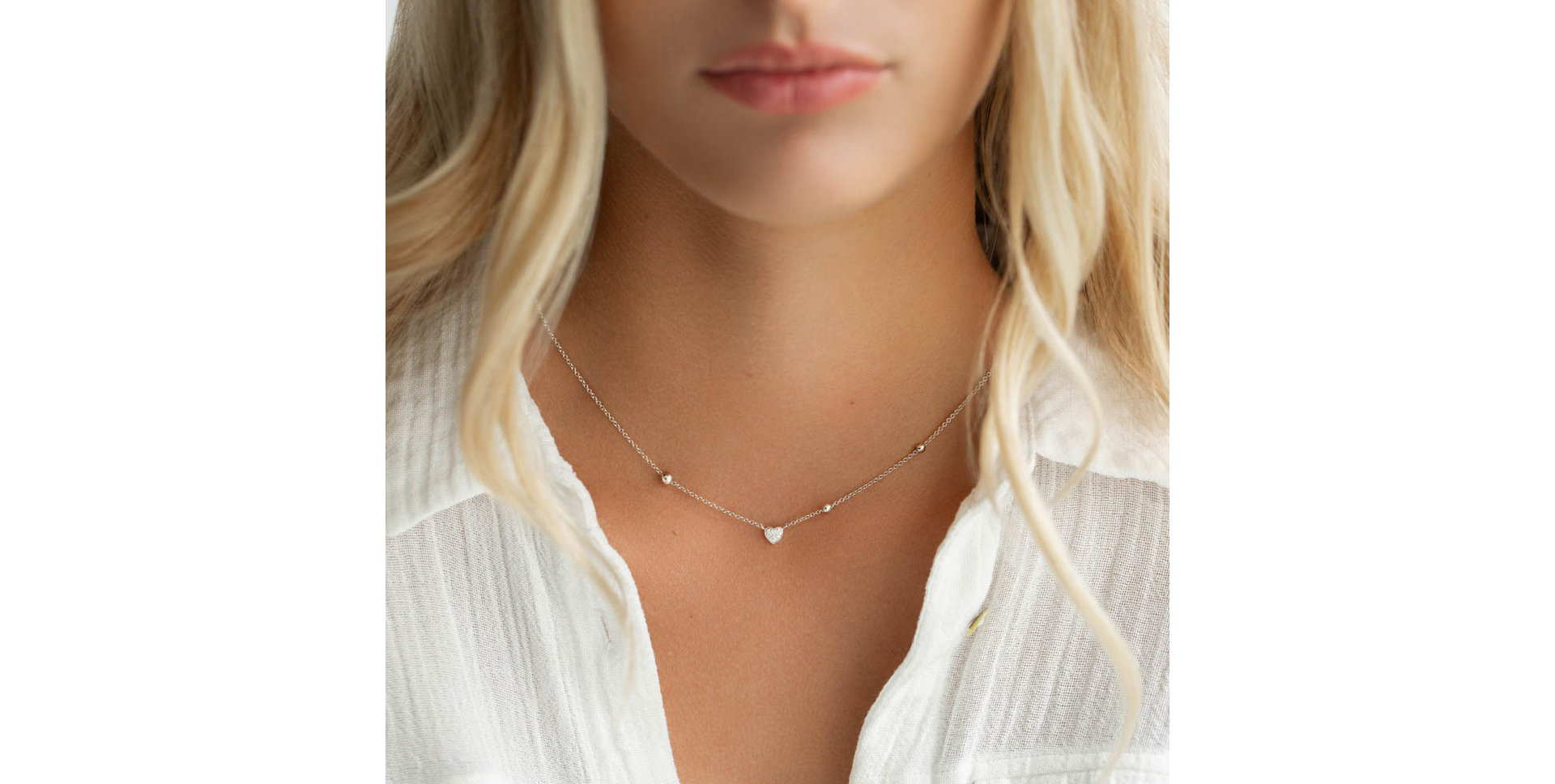 Náhrdelník s čiernymi a bielymi diamantmi Tender Heart