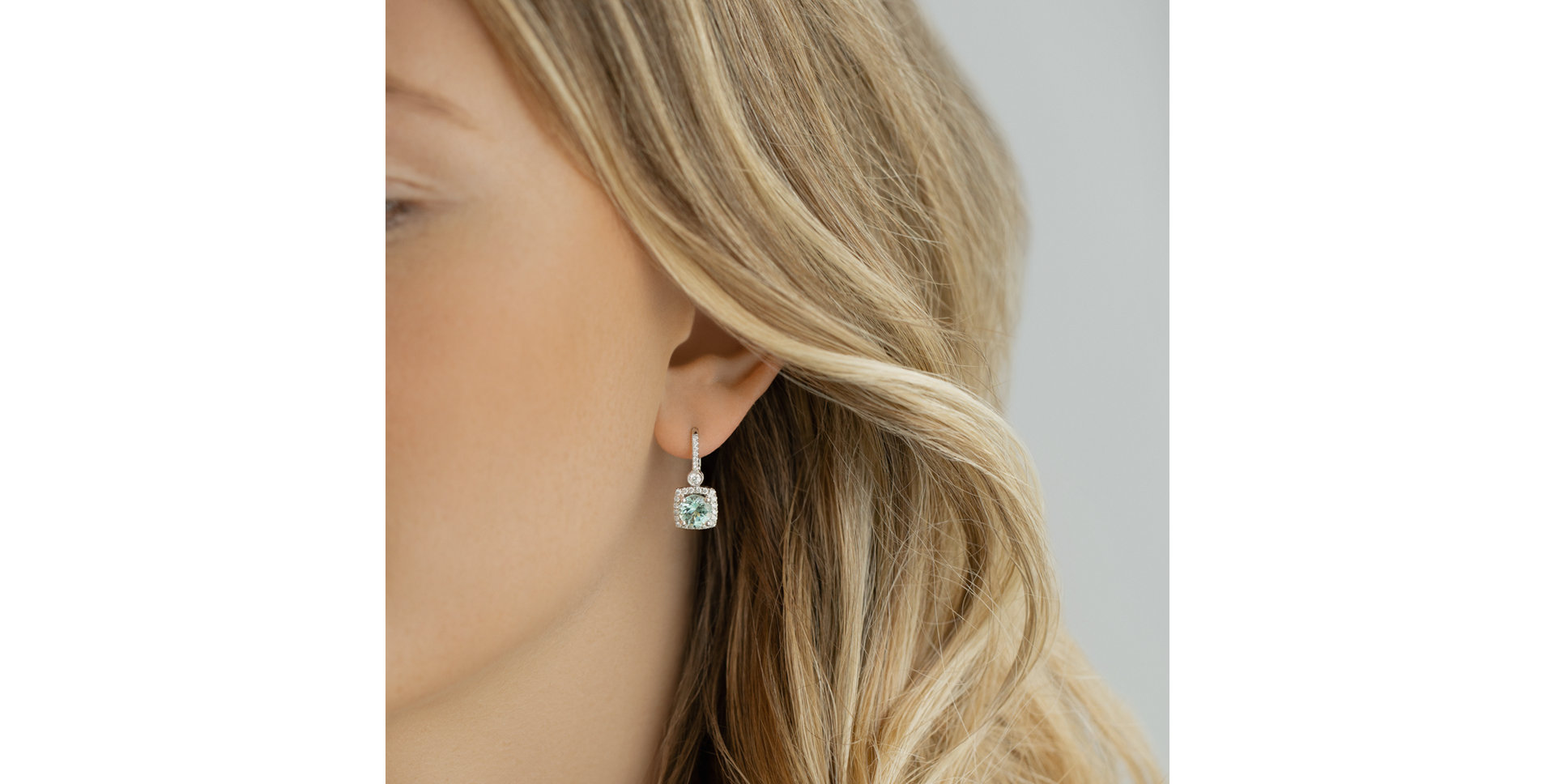 Náušnice s bielymi a modrými diamantmi Rossiel