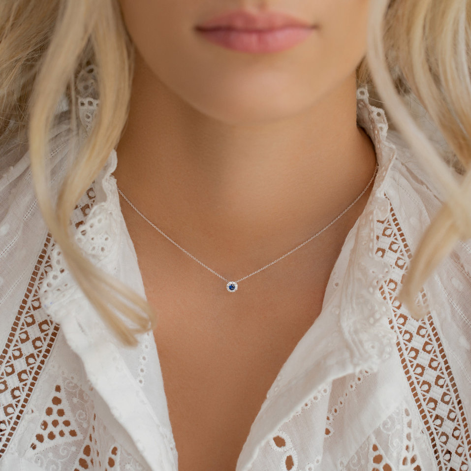 Náhrdelník so zafírom a diamantmi Curvy Wish