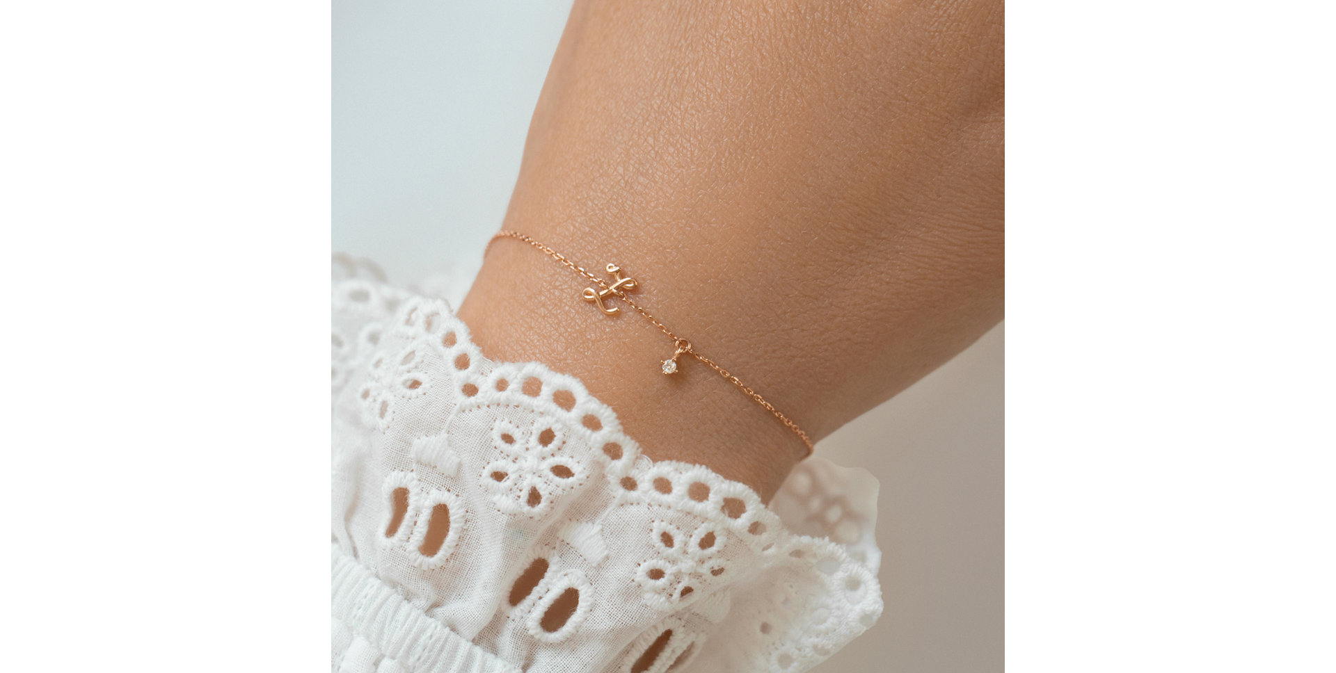 Náramok s diamantom Curly Letter E