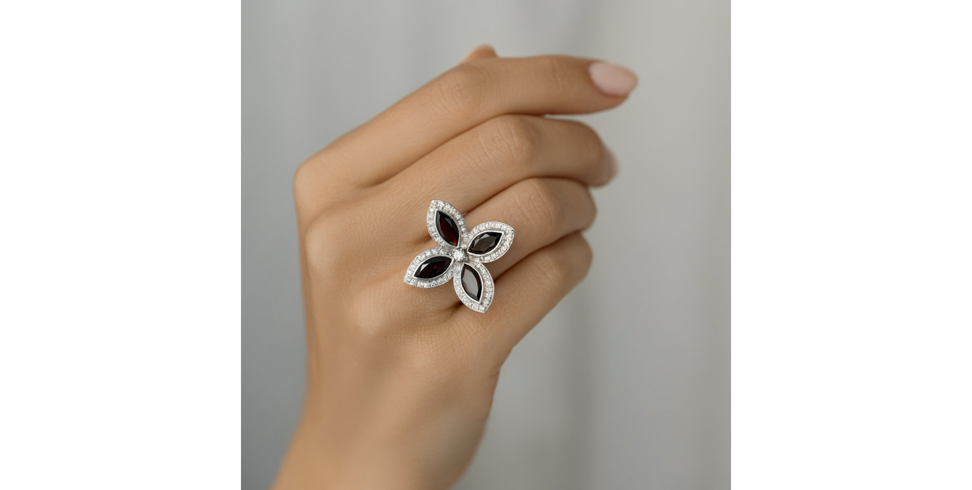 Prsteň s diamantmi a granátmi Blooming Beauty