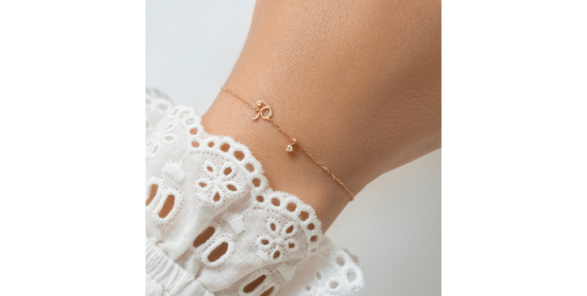 Náramok s diamantom Curly Letters P