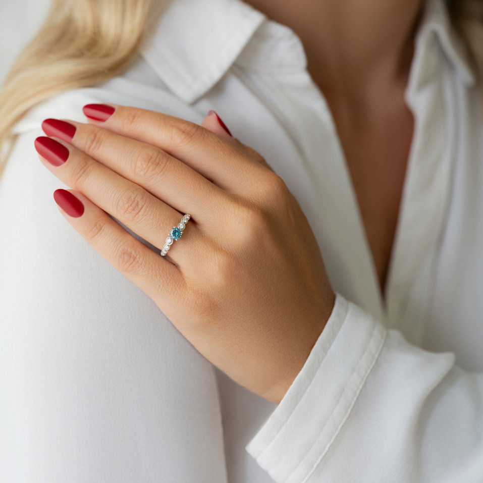 Prsteň s modrým diamantom a bielymi diamantmi Regal Lie