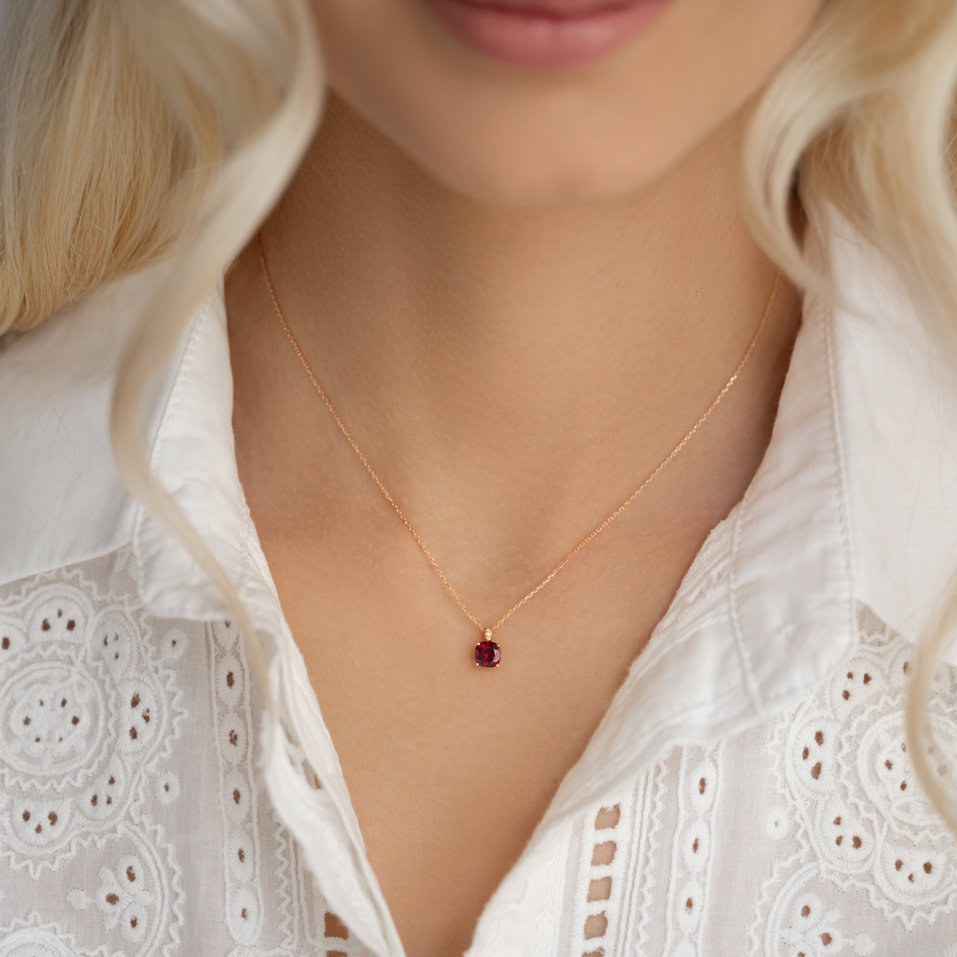 Náhrdelník s diamantmi a rhodolitom Amariel