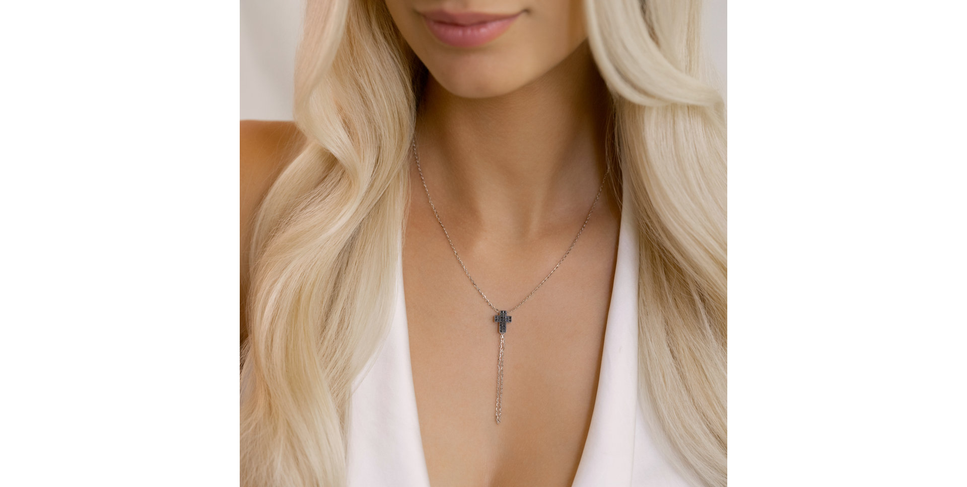 Náhrdelník s čiernymi diamantmi Divine Cross