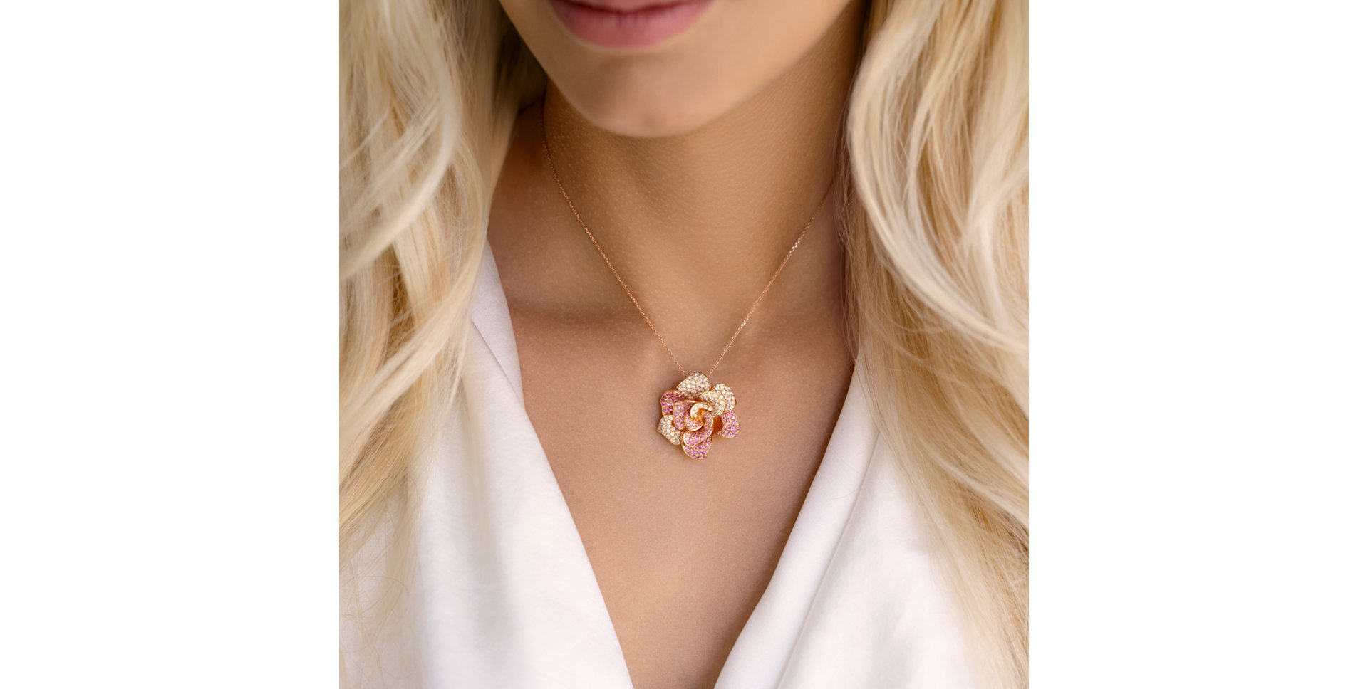 Prívesok s diamantmi a zafírmi Moon Magnolia