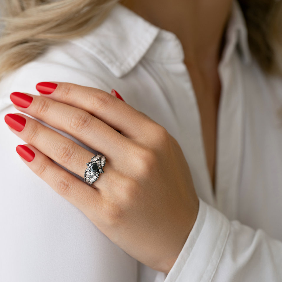 Prsteň s bielymi a čiernymi diamantmi Astrid